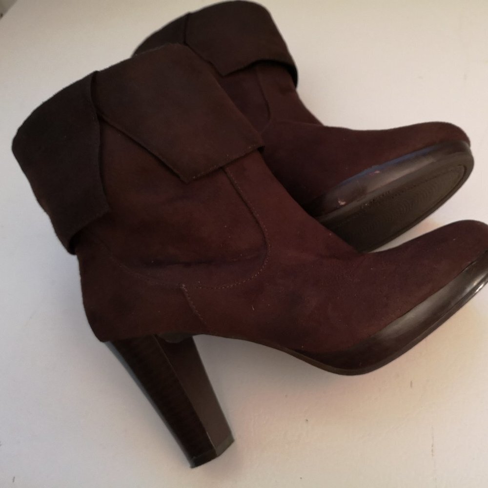 Predictions Ladies Size 7 Dark Brown Faux Suede Ankle Boots